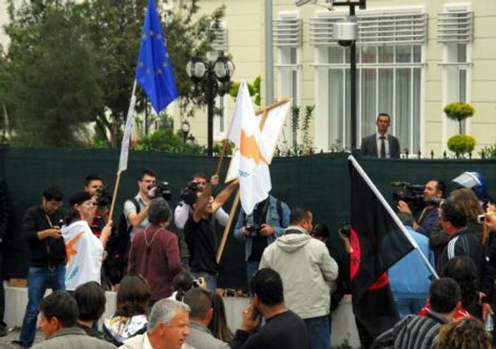 Türk Büyükelçiliği'ne Rum bayrağı asmaya kalktılar