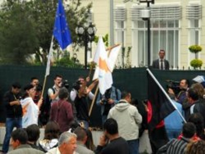 Türk Büyükelçiliği'ne Rum bayrağı asmaya kalktılar