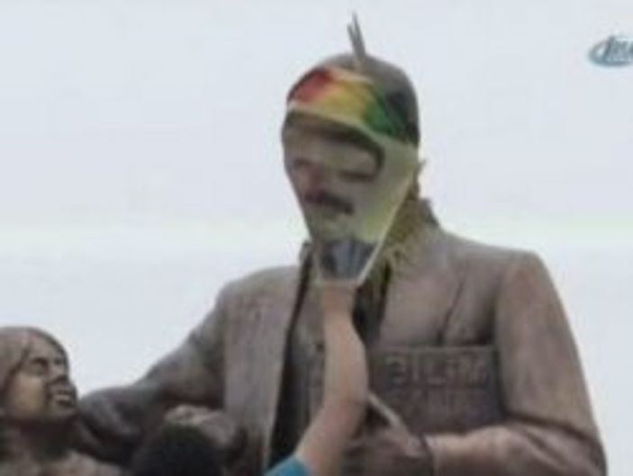 Atatürk büstüne Öcalan posteri bağladılar - Video