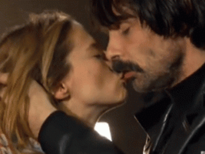 Sevişme sahnesi reytingi yükseltti - Tıkla İzle