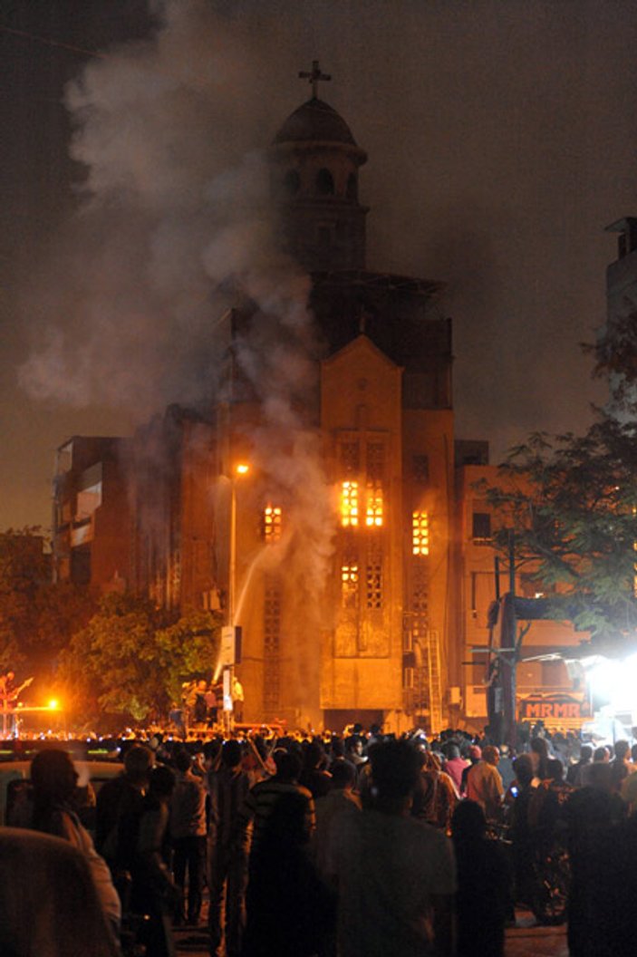 Aşırı dinci müsmanlar Mısır'da kilise yaktı