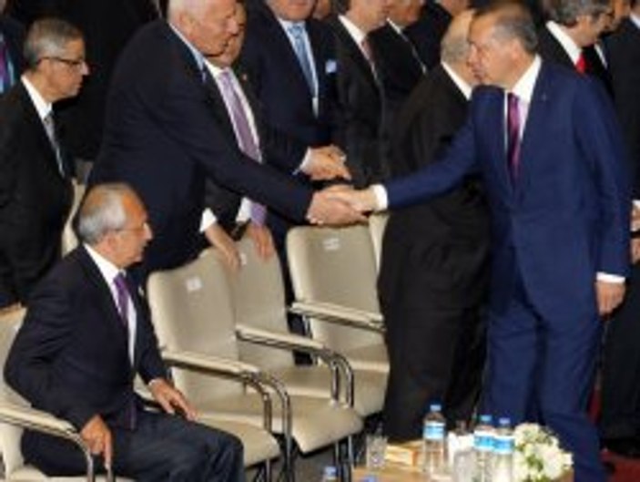 Başbakan ve Kılıçdaroğlu bakmadan tokalaştılar