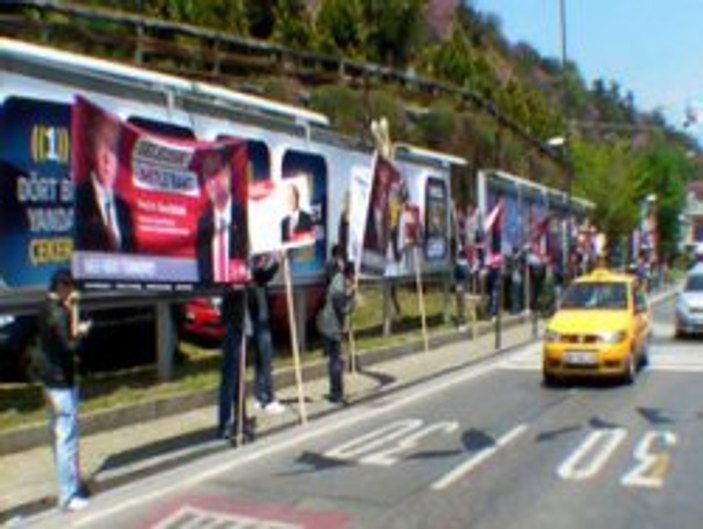 Özdağ için canlı bilboard oldular