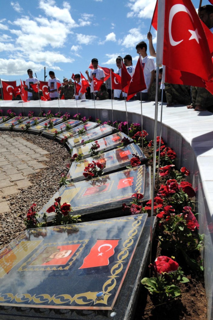 Bingöl'de hunharca katledilen 33 şehit törenle anıldı
