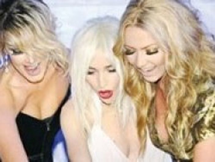 Hadise Gülşen ve Petek elleriyle pasta yedi