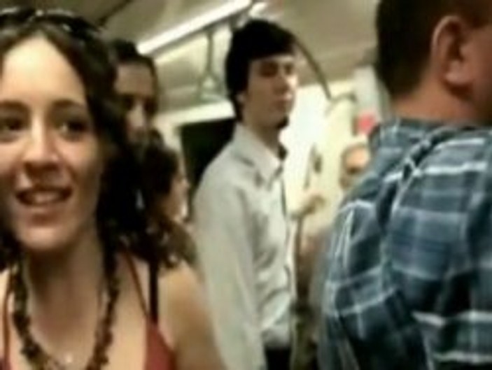 Öğrencilerin metrodaki klibi rekor kırıyor - Video