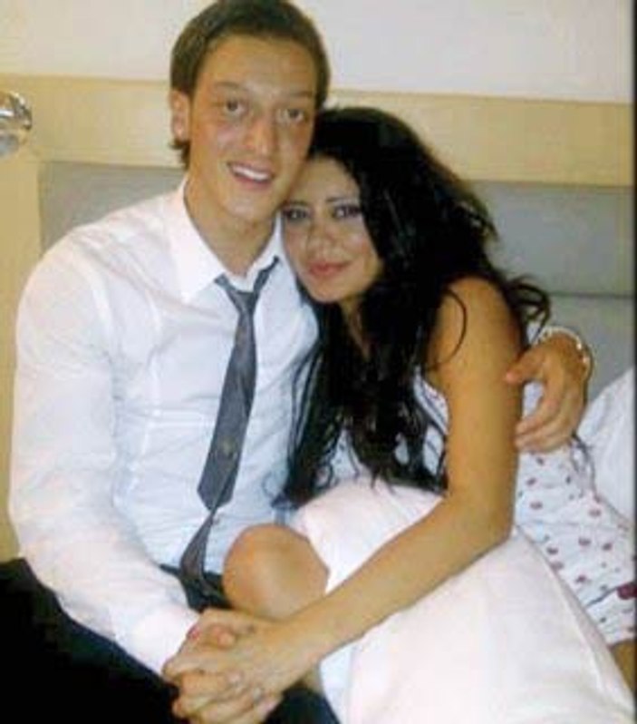 Ebru ve Mesut'un yatak pozu