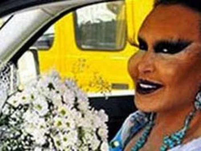 Bülent Ersoy gelinlik baktı