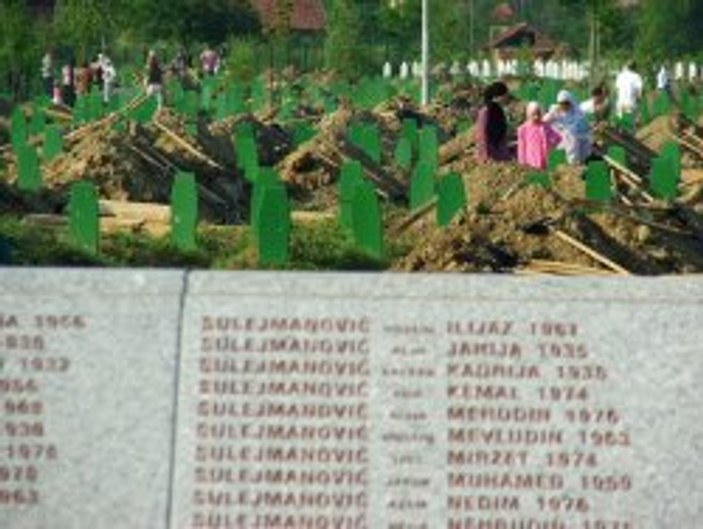 Srebrenitsa şehitleri toprağa verildi