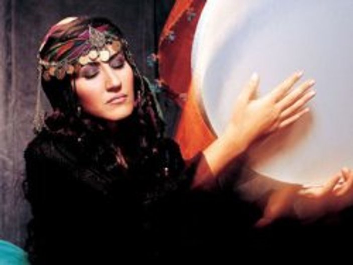 Kürtçe şarkı söyleyen Aynur Doğan yuhalandı