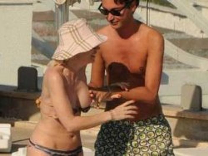 Bikinili Gülşen'den frikik - Foto Galeri