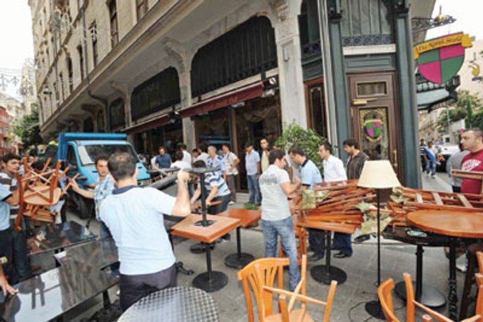 Beyoğlu'nda masa kaldırma operasyonu