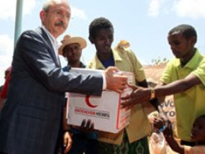 Kılıçdaroğlu Somali'de yardım dağıttı