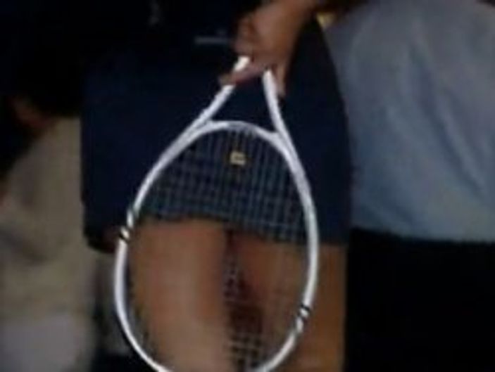 Hülya Avşar poposunu raketiyle gizledi - Tıkla İzle