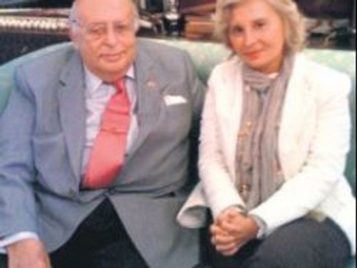 Nazlı Ilıcak Süleyman Demirel'in elini öpmeye gitti