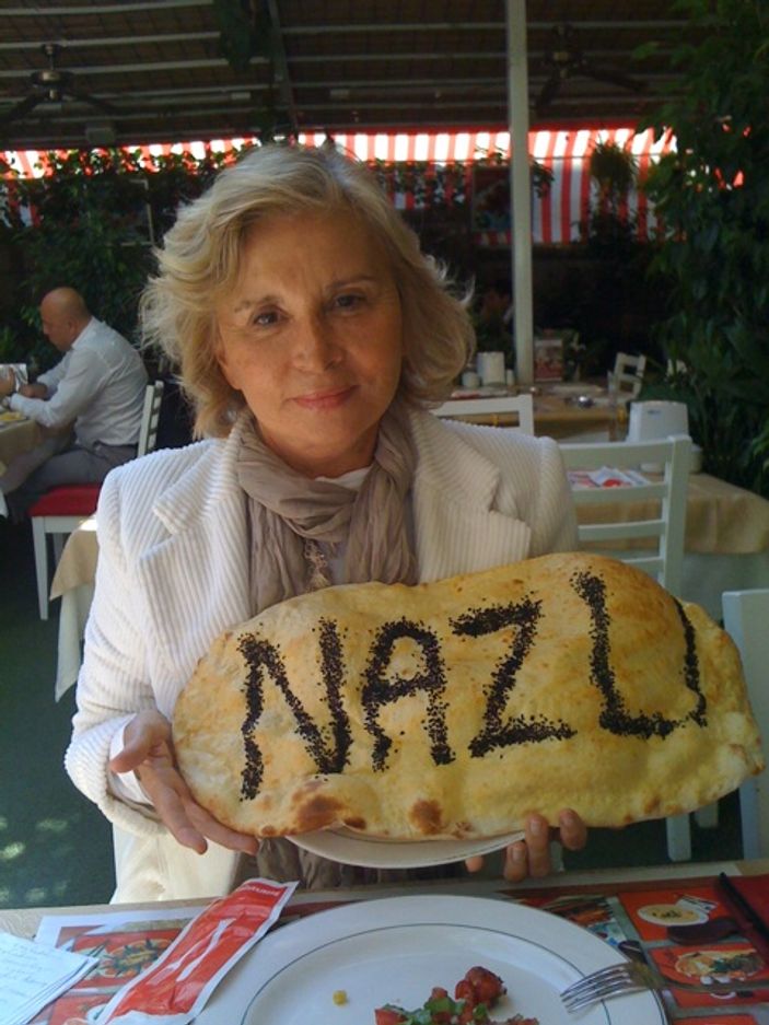 Nazlı Ilıcak Süleyman Demirel'in elini öpmeye gitti