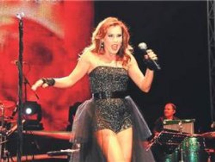 Mini şortlu Funda Arar