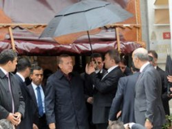 Erdoğan annesi için Tebareke okudu - İzle