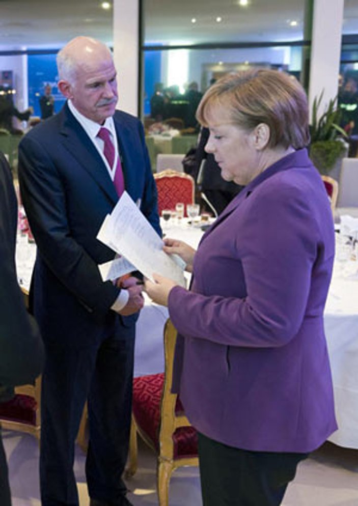 Papandreu Merkel sorgusunda