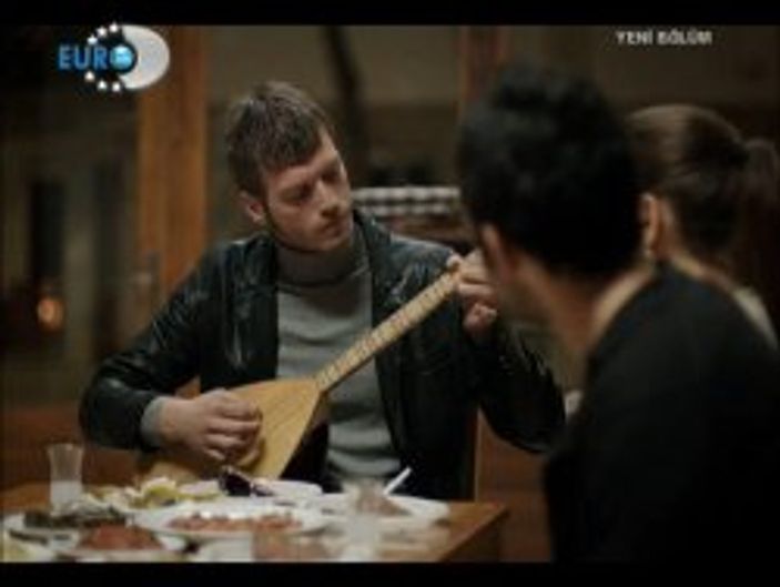 Kıvanç Tatlıtuğ saz çalıp türkü söyledi - İzle