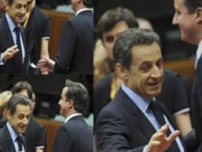 Sarkozy Cameron'ı kıvrak hareketiyle es geçti