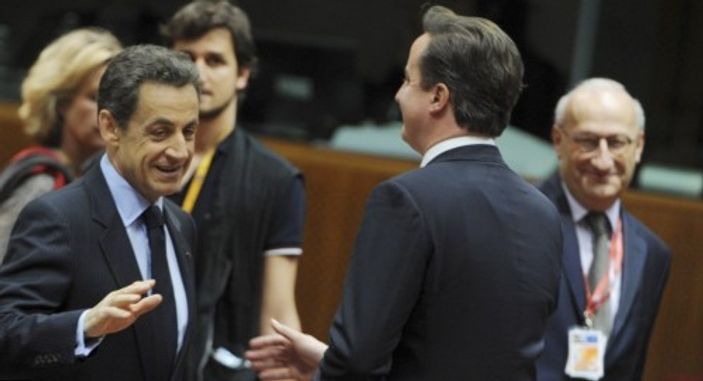 Sarkozy Cameron'ı kıvrak hareketiyle es geçti
