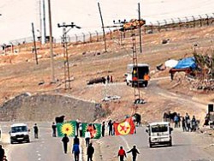 Tabur önünde Öcalan posteri