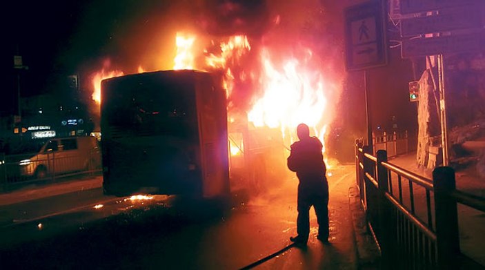 İstanbul'da yol kesip otobüs yaktılar