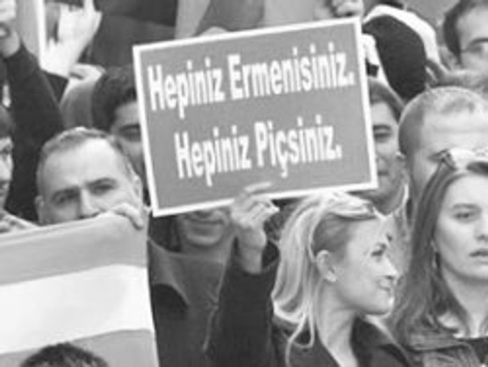 Taksim'deki Hocalı mitinginde çirkin pankart