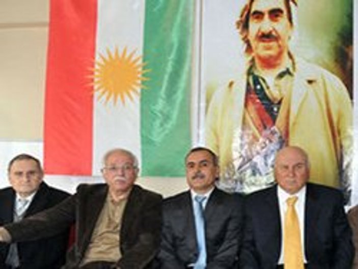 Barzani Diyarbakır'a bayrak çekti