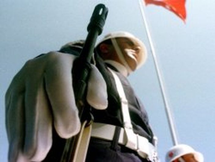 Nöbette uyuyan askere özel kask