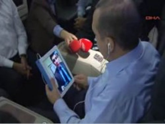 Uçakta iPad'den görüntülü görüşme yaptı