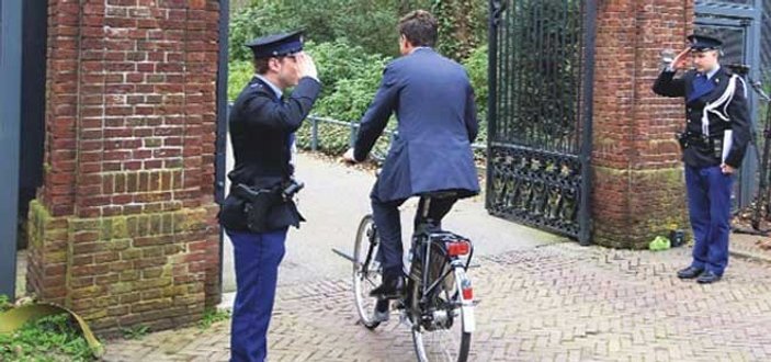 Hollanda başbakanı görüşmeye bisikletle geldi