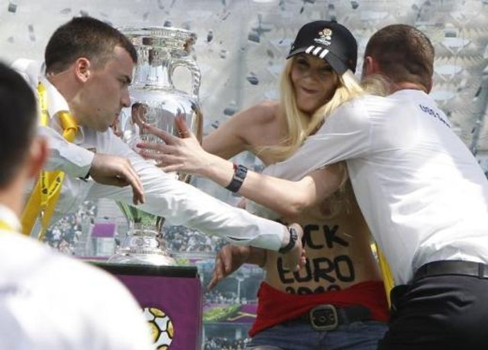 FEMEN üyesi Euro 2012 kupasına saldırdı - Video