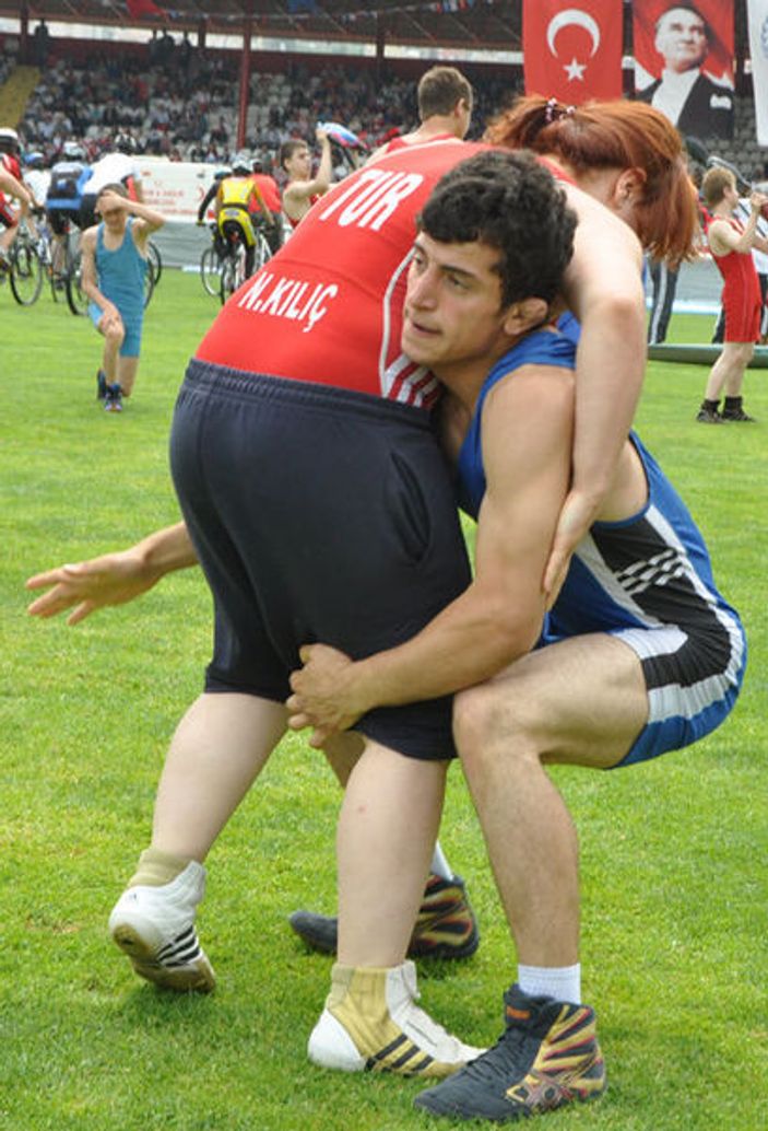 Bir kadın ile bir erkek güreşti