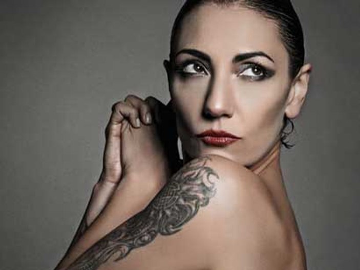 Özlem Tekin sanat için soyundu