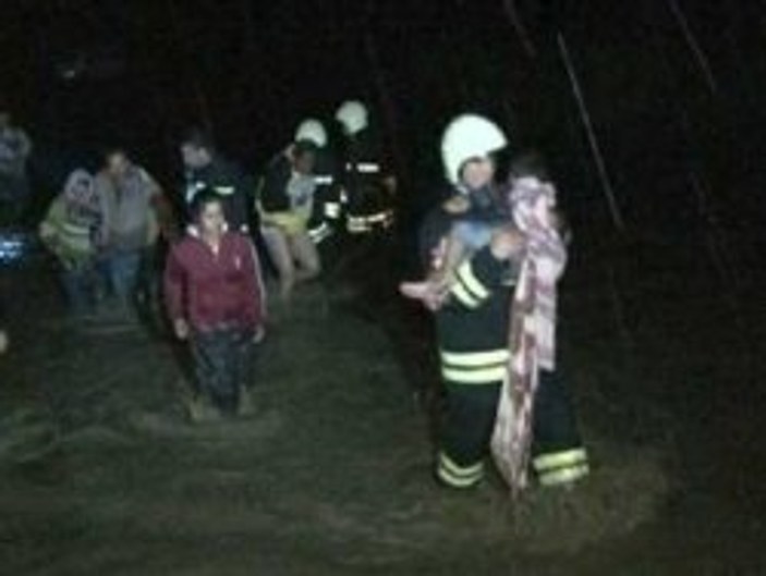 Edirne'de dere taştı, 30 kişi botlarla kurtarıldı
