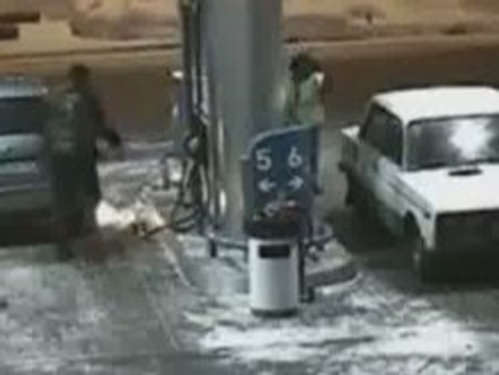Benzin alırken kibrit yakan şoför - Video