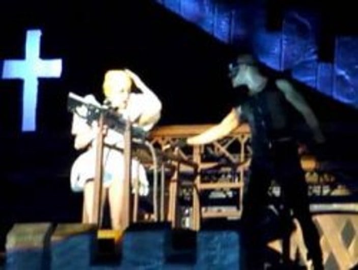 Lady Gaga sahnede başından yaralandı - Tıkla İzle
