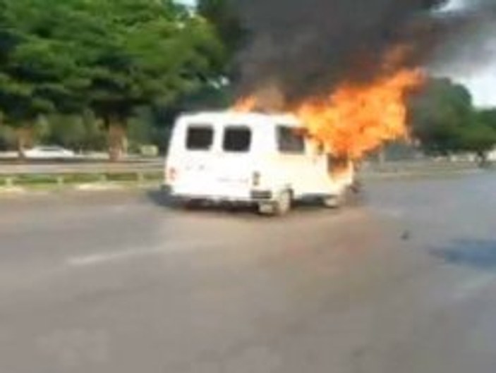 Bursalı servisçiler yol kesti minibüs yaktı