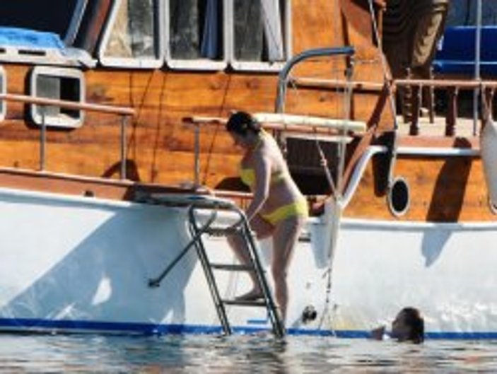 Deniz Seki bikinili yakalandı - Foto Galeri