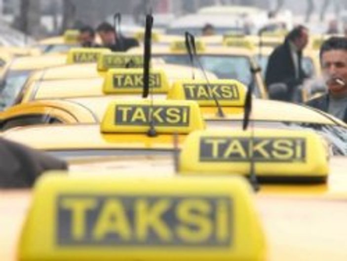 Üç yanlış bir taksi şoförünü götürecek