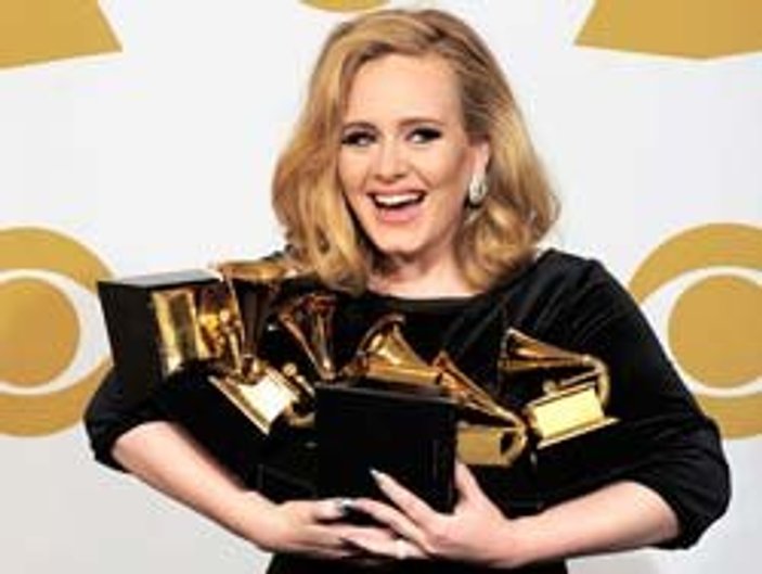 Grammy ödüllü şarkıcı Adele hamile