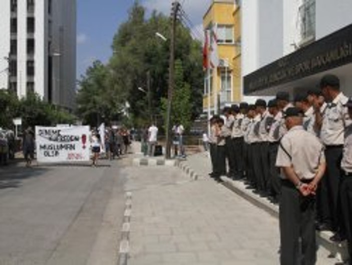 KKTC'de İlahiyat Koleji protestosu