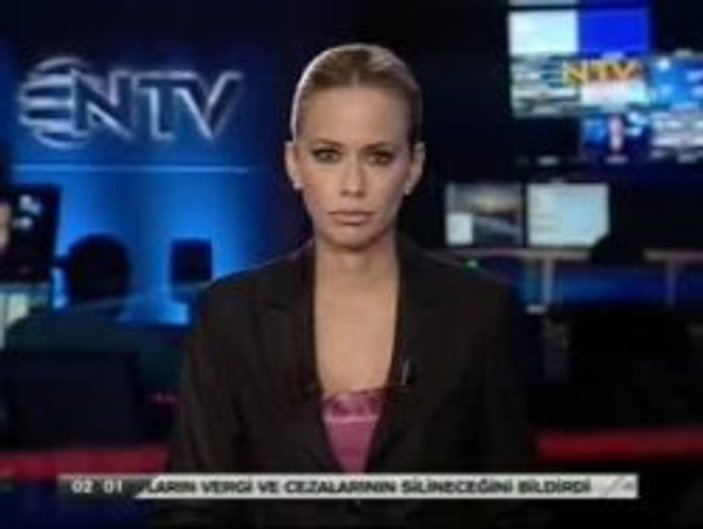 NTV spikeri şehit haberi yayındayken şarkı söyledi - izle