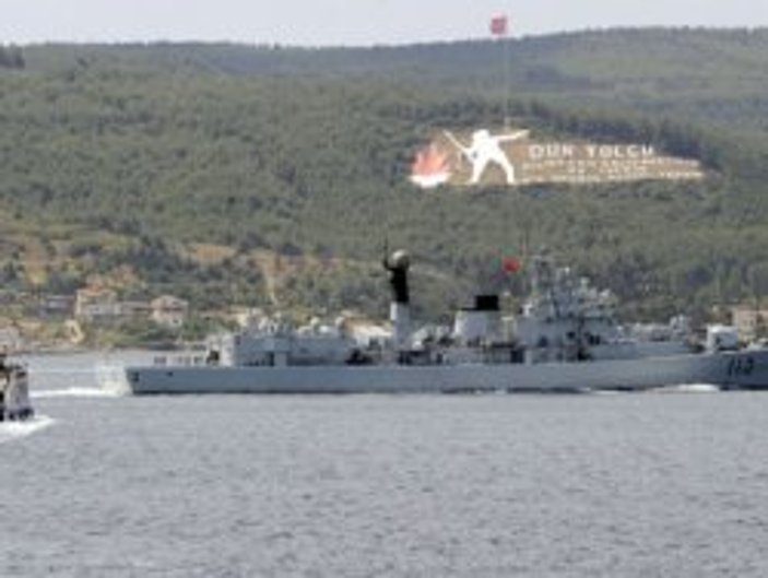 Çin savaş gemisi Çanakkale'yi geçti