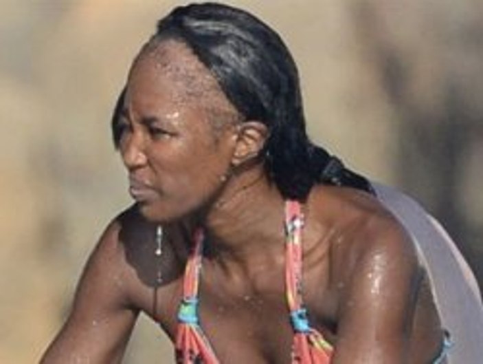 Naomi Campbell kelliğin eşiğinde - Foto Galeri