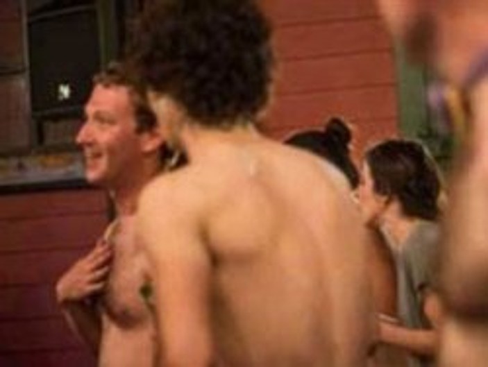 Arkadaşları Zuckerberg'in üstsüz fotoğraflarını yayınladı