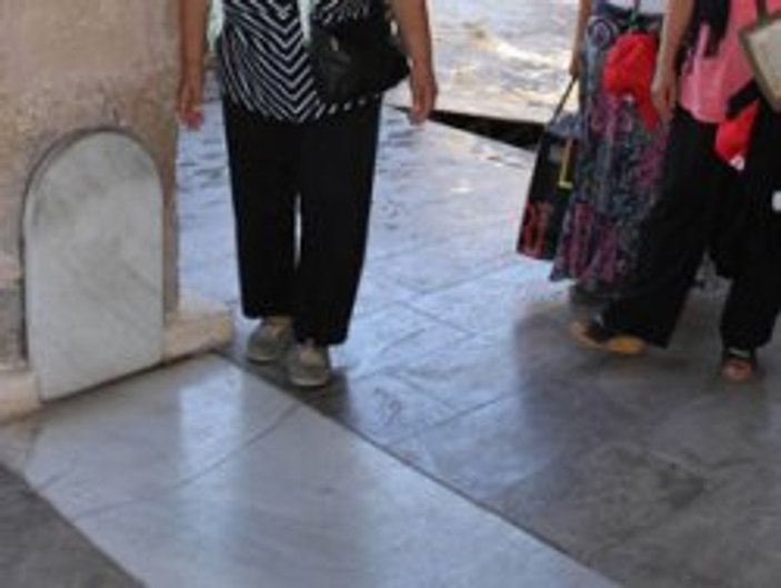 Nevşehir'de yüzlerce kişi bu mezarın üzerinden geçiyor