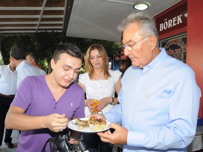 Deniz Baykal Antalya'da gazetecilere börek açıp yedirdi